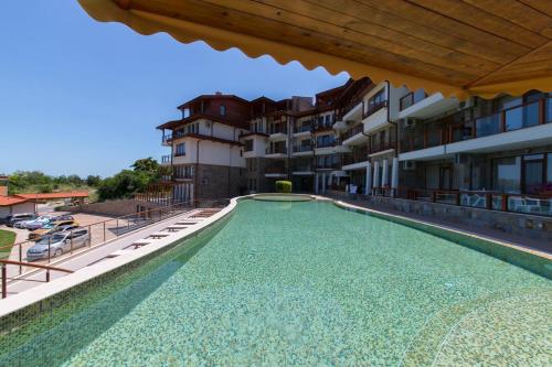 an empty swimming pool in the middle of a building at Apartment Balchik in Balchik