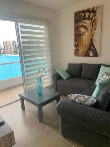 sala de estar con sofá y mesa en el Departamento Dream Lagoons, en Cancún