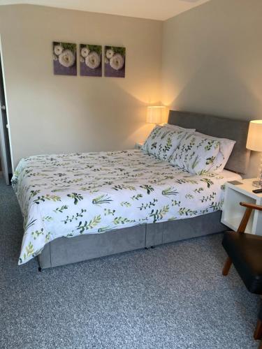 una camera da letto con un letto con copriletto bianco di The Hideaway a Northallerton