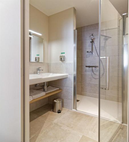 Five Resort Cholet Centre في شوليه: حمام مزود بمغسلة ودش