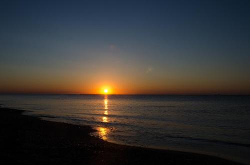 puesta de sol en la playa con puesta de sol en Три кошки, en Chornomorsk