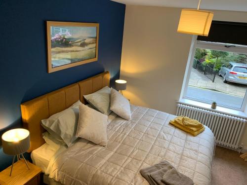 Katil atau katil-katil dalam bilik di Withens Way Holiday Cottage, 2 Bedrooms, Haworth