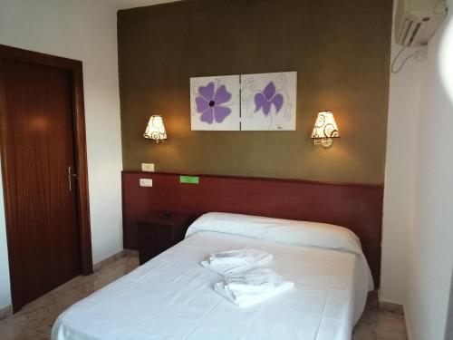 Postel nebo postele na pokoji v ubytování Hostal Jaime I