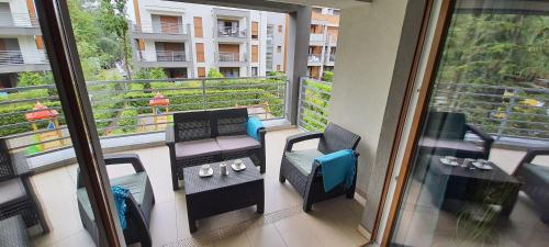 a balcony with a table and chairs on a balcony at Apartament Turkusowy in Międzywodzie