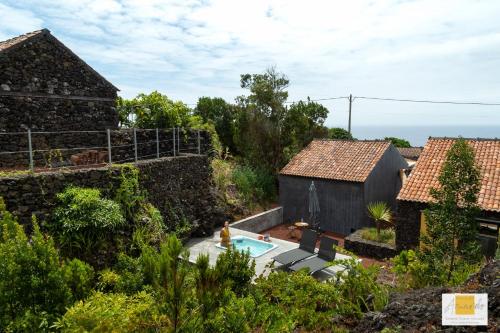 - une vue aérienne sur l'arrière-cour d'une maison avec piscine dans l'établissement Casas do Amarelo, à São Mateus