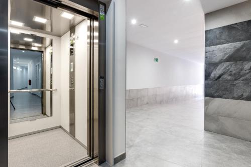 a hallway with a glass door in a building at Moderno Apartamento SCANDIC, Playa Del Cura in Torrevieja