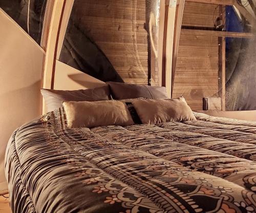 Tempat tidur dalam kamar di Le Wigwam du Fassac