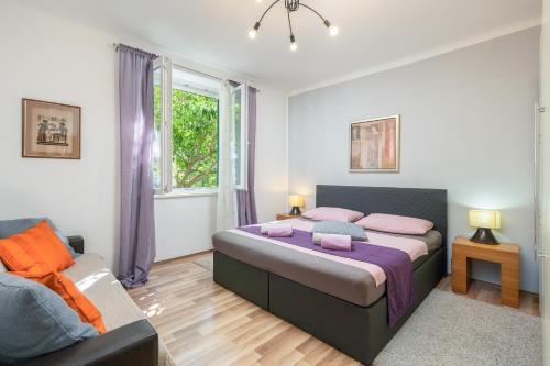 1 dormitorio con 1 cama y 1 sofá en Apartment Fiori, en Dubrovnik