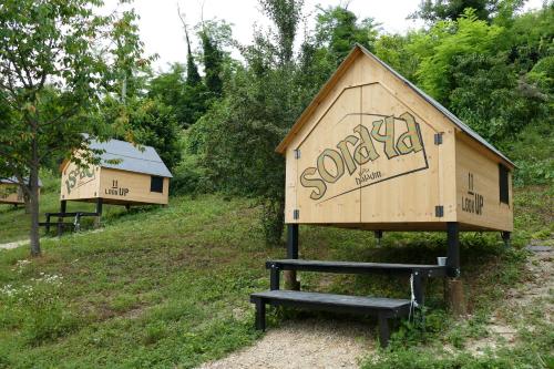 a wooden shed with the words quietel written on it at Casa Baladin camere di Charme e Agronidi dell'Open Garden in Piozzo
