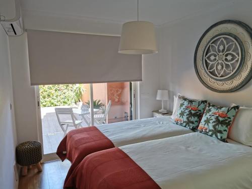 夏內卡的住宿－My Holiday Home - Aroeira Golf & Beach，一间卧室配有一张床,享有庭院的景色