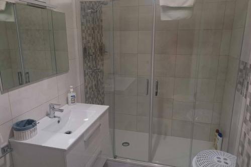 bagno bianco con doccia e lavandino di Apartamento Lalín Centro ll a Lalín
