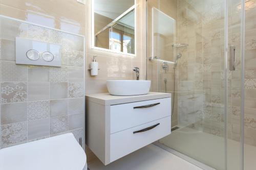 bagno bianco con lavandino e doccia di Apartment STIKOVAC a Šilo