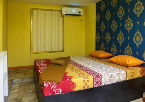 Postel nebo postele na pokoji v ubytování New Priok Indah Syariah Hotel