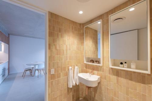 y baño con lavabo y espejo. en Hotel Ravesis en Sídney