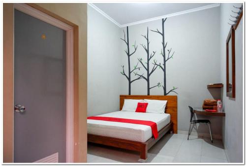 A bed or beds in a room at RedDoorz near Jogja Expo Center 2