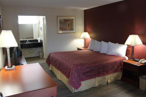 Ένα ή περισσότερα κρεβάτια σε δωμάτιο στο Travel Inn of Buford