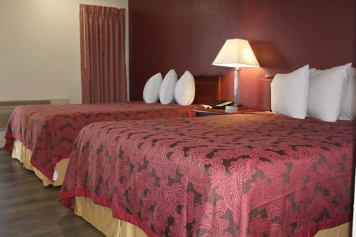 Ένα ή περισσότερα κρεβάτια σε δωμάτιο στο Travel Inn of Buford