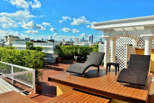 En balkon eller terrasse på Siri Oriental Bangkok Hotel - SHA Extra Plus