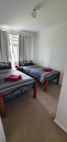 Ένα ή περισσότερα κρεβάτια σε δωμάτιο στο Pinjarra Caravan Park and Cabins