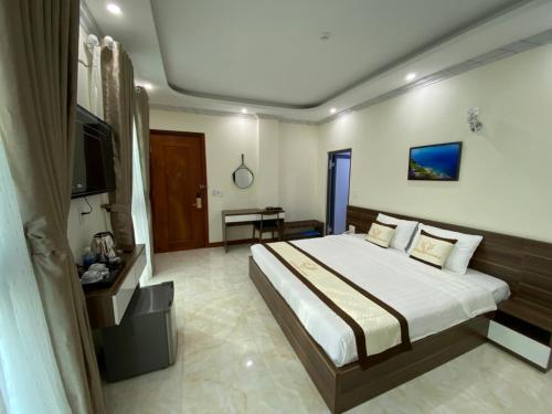a bedroom with a large bed in a room at SEN HIDDEN CHARM in Con Dao
