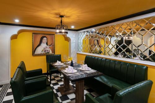 Minerva Church Hotel — Restaurant/places to eat
