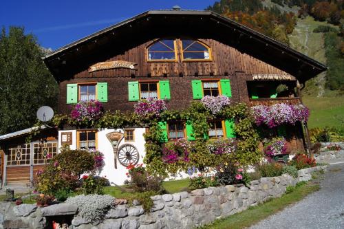 una casa con flores delante en Haus Älpele, en Klösterle am Arlberg
