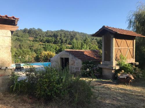 ヴォウゼーラにあるQuinta do Cojoの庭にプールがある小さな家