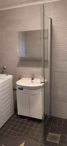 Kylpyhuone majoituspaikassa Vaaranpään loma-asunto
