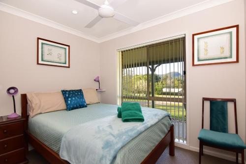 1 dormitorio con cama y ventana en Valley Haven 3 bedrooms close to the village en Kangaroo Valley