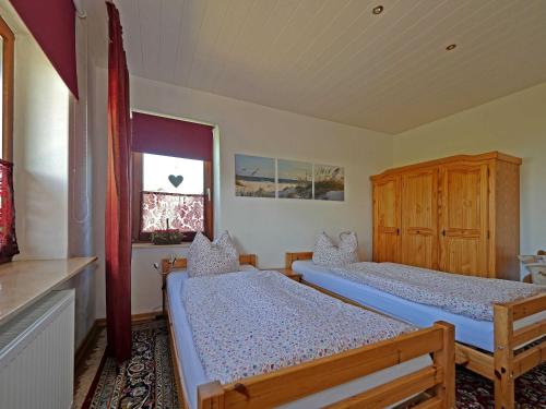 Un pat sau paturi într-o cameră la Ferienwohnung _ Ferienhaus Krebs