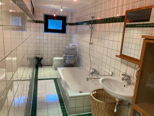 Kylpyhuone majoituspaikassa Ferienhaus Juster im Wald