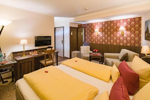 a hotel room with two beds and a living room at Schlosshotel Klaffenbach in Chemnitz
