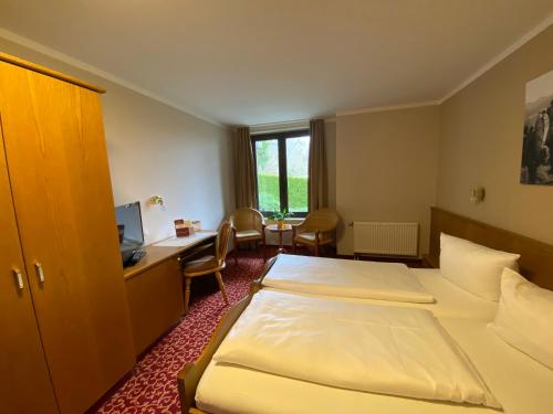 Кровать или кровати в номере Parkhotel Margaretenhof