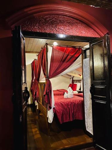 Letto o letti in una camera di Tri Yaan Na Ros Colonial House