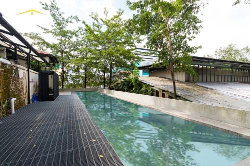 Bazén v ubytovaní Belakang KongHeng By DreamScape alebo v jeho blízkosti