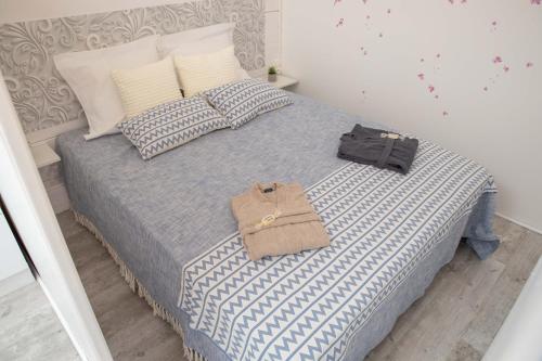 Llit o llits en una habitació de Le chalet aux Etoiles Spa & Sauna