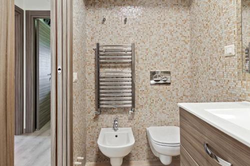 een badkamer met een wit toilet en een wastafel bij La Villetta - Xenia in Matera