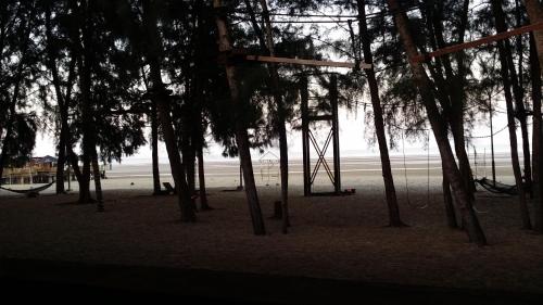 un parco alberato e un'altalena sulla spiaggia di Marose Gold Coast Morib a Morib