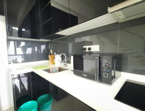 Una cocina o cocineta en The Elysia Park Residence by Home Owner