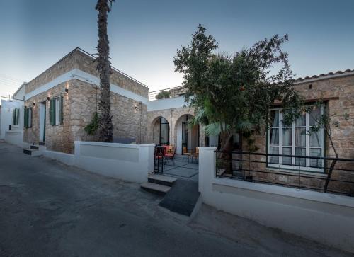 a brick house with a tree in front of it at La Regina Veneziana in Mağusa