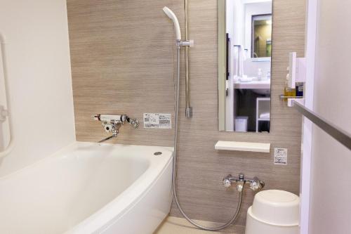 Koupelna v ubytování Silk Hotel