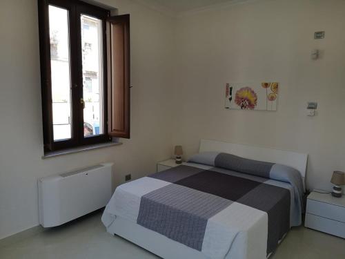 een slaapkamer met een bed en een raam bij Funny Flat in Paterno