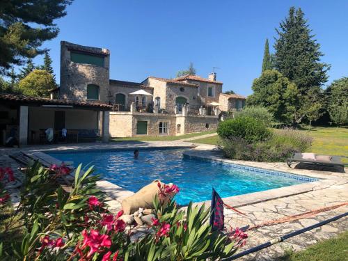 - une piscine en face d'une maison dans l'établissement Gîte et maison de vacances Campagne Valérie, à Aix-en-Provence