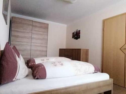 ein Schlafzimmer mit einem großen weißen Bett mit Kissen in der Unterkunft Haus Valentina in Alpbach