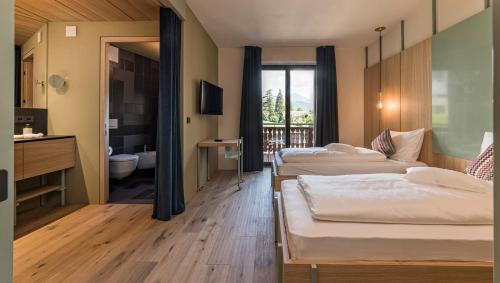 Gulta vai gultas numurā naktsmītnē Hotel Villa Mayr Rooms & Suites