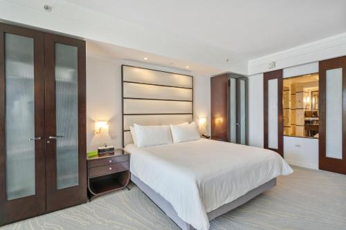 um quarto com uma grande cama branca e um closet em Studio at Sorrento Residences- FontaineBleau Miami Beach home em Miami Beach