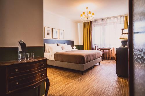 Ένα ή περισσότερα κρεβάτια σε δωμάτιο στο HENRI Hotel Wien Siebterbezirk