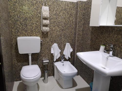La salle de bains est pourvue de toilettes et d'un lavabo. dans l'établissement Funny Flat, à Paterno