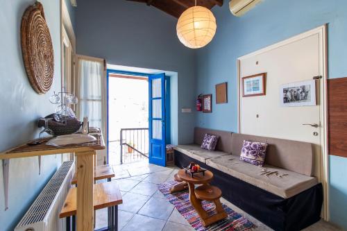 Kalavasos View Traditional Apartments في كالافاسوس: غرفة معيشة مع جدران زرقاء وأريكة