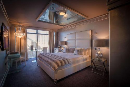um quarto com uma cama grande e um espelho no tecto em Me & Mrs Jones em Portstewart